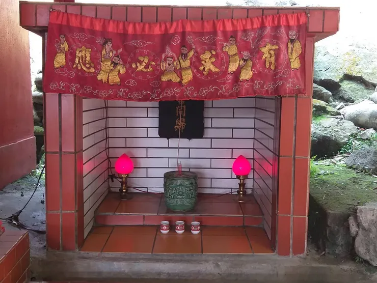 黃吉公右側的萬善同歸香位（攝於2021/04/02）