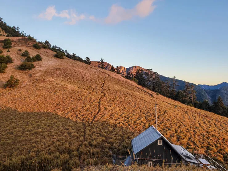 清晨的霞光把草皮照映成一大片橘紅