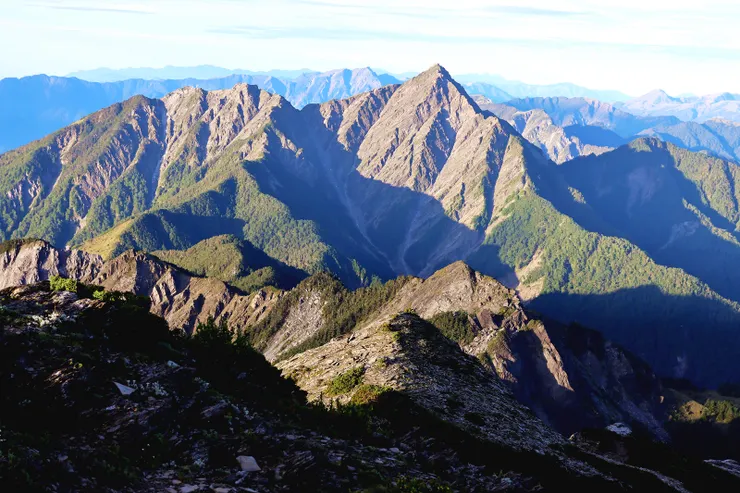 ▲眺望南湖大山南峰及中央尖山