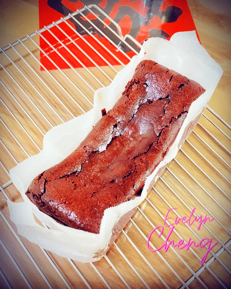 拍照技術不佳，實在體現不出蛋糕的美味，但有種"醜水"的既視感!