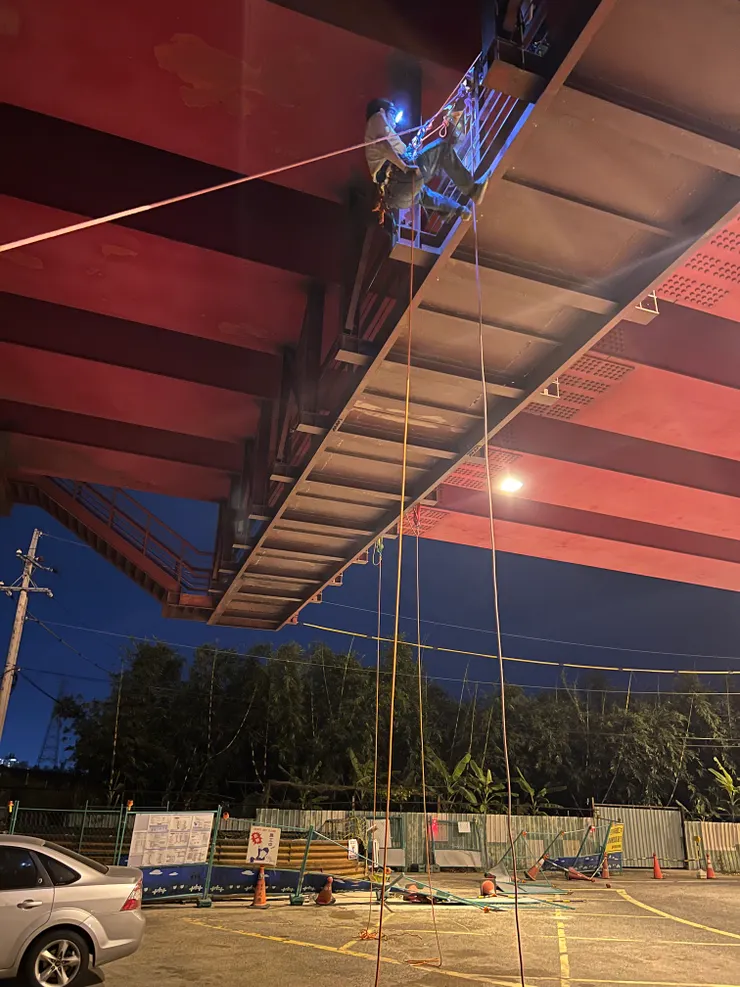 阿輝繃了一條斜繩給我們玩