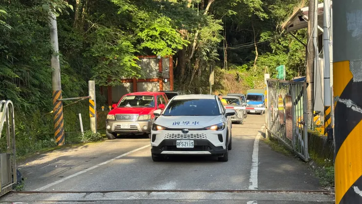 前導車負責管制路段的安危。