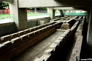 在墩柱下方的原地保存的機關車庫遺構