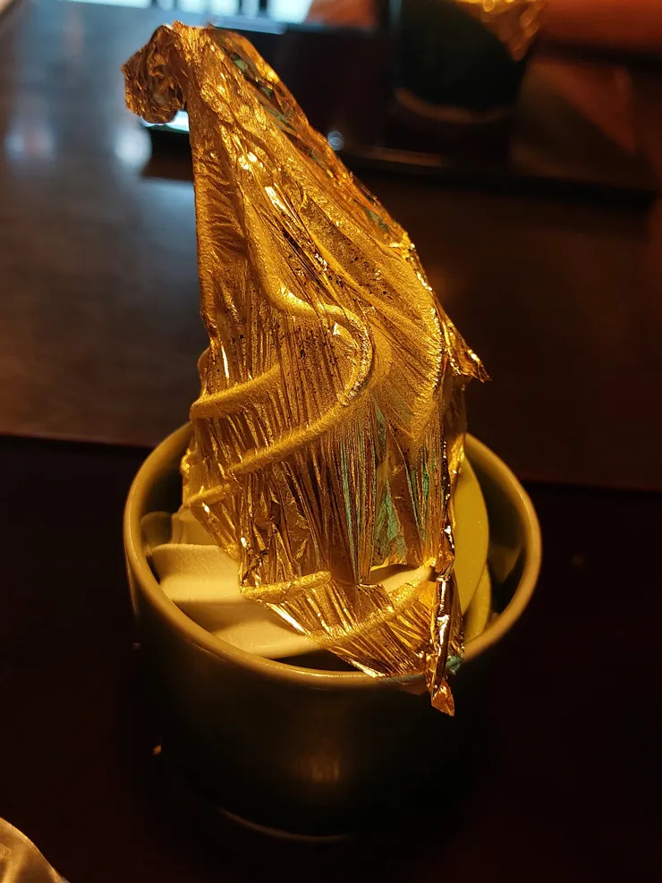 霜淇淋上面鋪了一層金箔，真的很奢華，但價錢也相對高了點，基本上外帶日幣1000，內用的話會到1400日幣