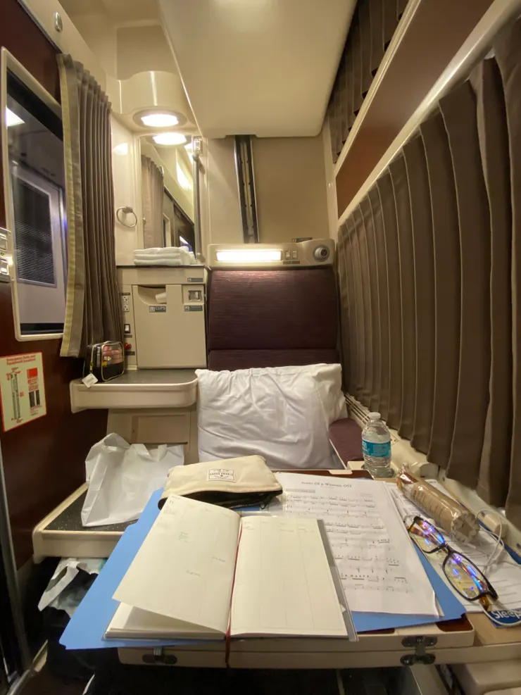 新車廂房間（上頭為上舖、椅子旁為收起式洗水槽）