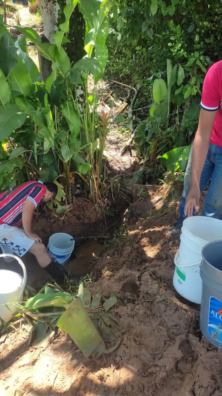 居民拿著水桶接「山泉水」。(照片由Marlon媽媽提供。)