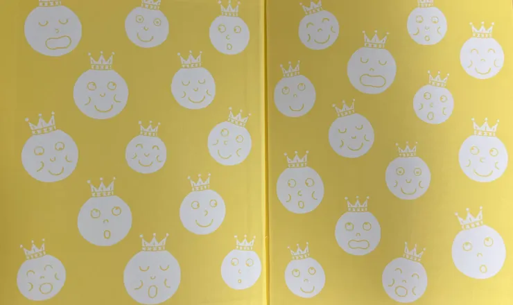 蝴蝶頁一打開滿滿各式各樣表情包的月亮，搭配相對應的黃色好適合喔！