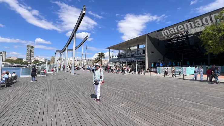 舊港因應1992年巴塞隆納奧運會改建， 四周設置舒適的木造步道， 還有大型的購物中心、水族館等設施。