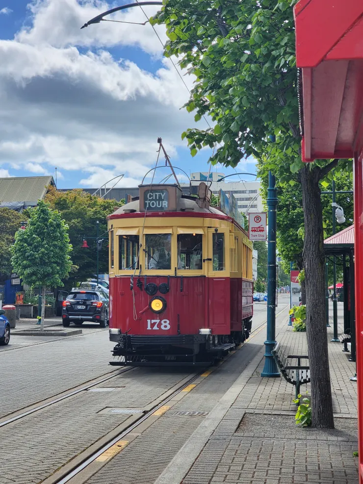 行駛在市區的復古電車，給觀光客搭乘遊覽市區風光，外型很可愛，但也走得非常慢(笑)