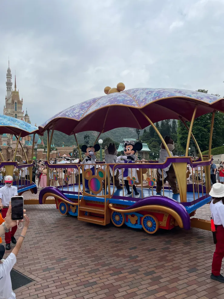 米老鼠與好朋友們的花車遊行。