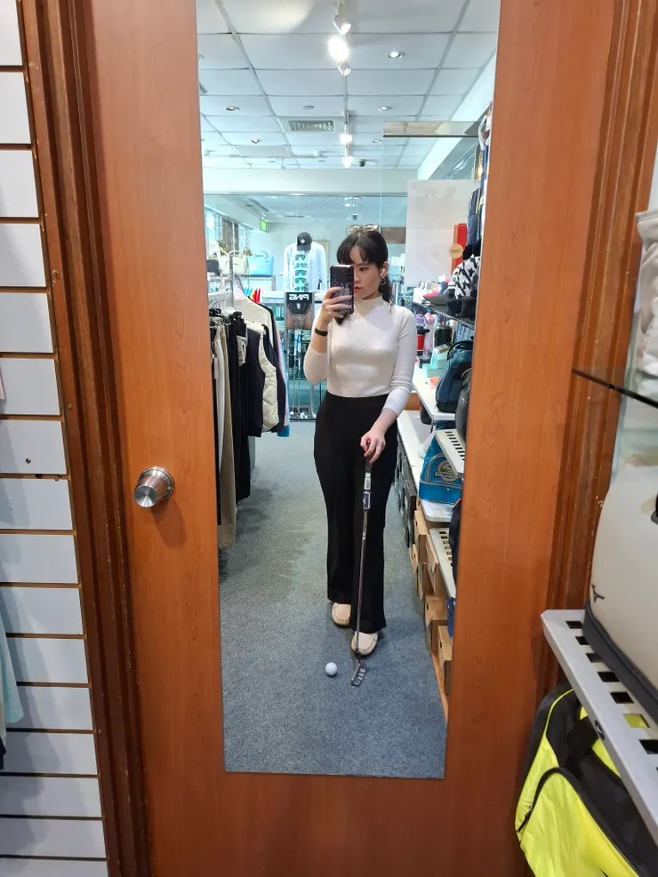 大展身形的極致手段，就是能在控制2色的原則下襯托出質感