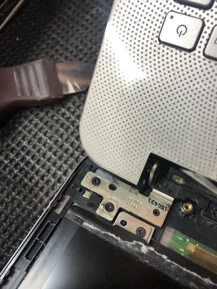 終於打開保護蓋,現在可以看到固定螺絲。