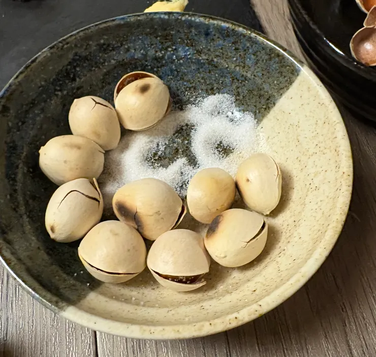 第一次吃烤銀杏，外觀像開心果。殼剝開後，核仁的表面光滑，顏色看似綠葡萄的水果軟糖，入口時微帶一點甜味，但緊接而來的是突如其來的苦澀，十分有趣。