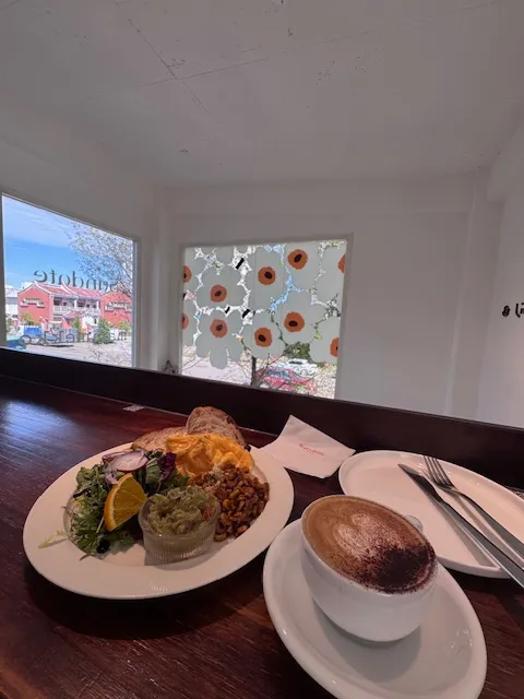 從左邊窗外可看張廖家廟，photo by bookarchery