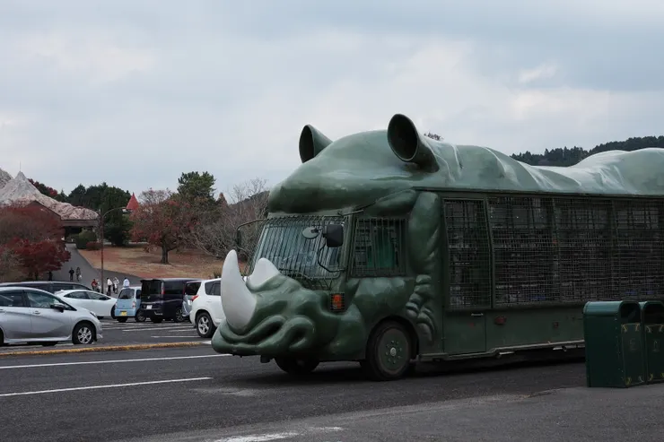 我們搭乘的就是這輛「犀牛」巴士