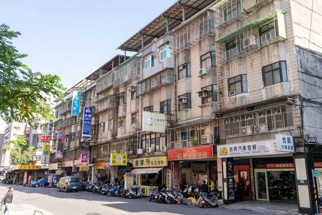 新北新莊中港路一處海砂屋公寓，透過新北住都中心與建商簽約合作推動重建計畫。圖／新北住都中心提供