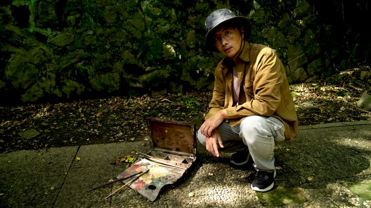 李立劭於父親李哲洋早年的畫具旁。／劇照提供：公視紀錄觀點