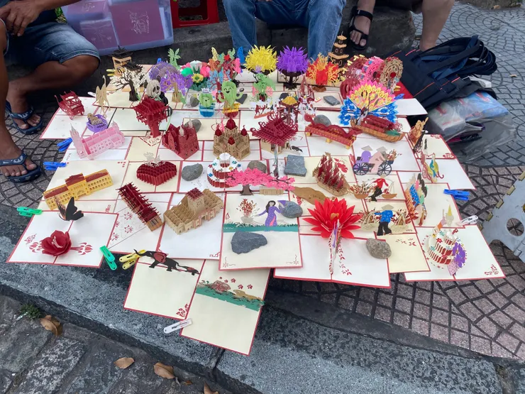 外邊地攤賣著可愛的紙藝品