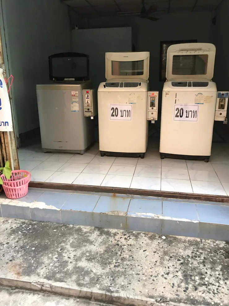 這是出租屋所在那條巷子的「自助洗衣店」。我也覺得很麻煩,要把衣服抬來抬去。下雨怎麼辦?