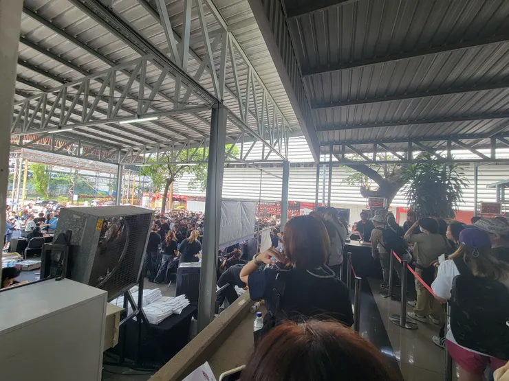 ↑左邊是排隊買周邊的地方，但我速度太慢，還沒買到就賣光了QQ