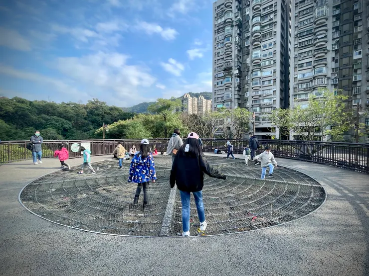 有適合小孩子玩的噴水池，還有多個共融遊具