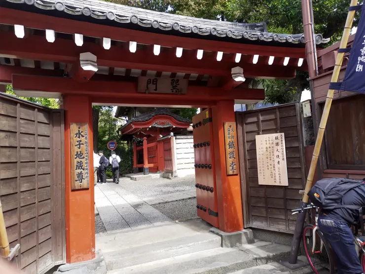 小小的祠堂入口