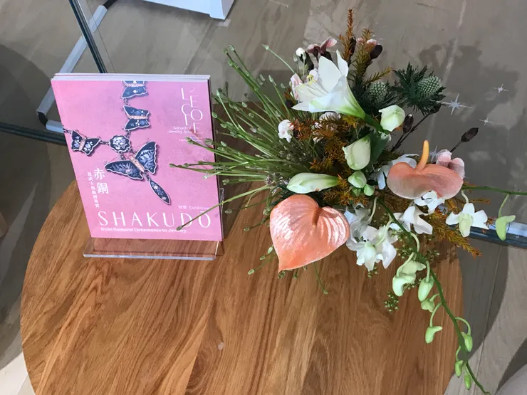 這本便是場刊了，在門口有派，裏面的介紹很詳細，拿回家慢慢看。