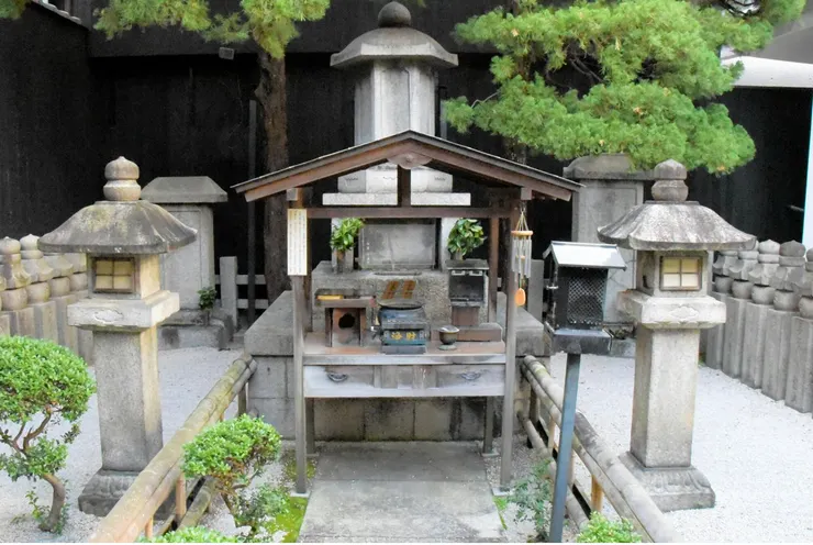 瑞泉寺境內的秀次墓