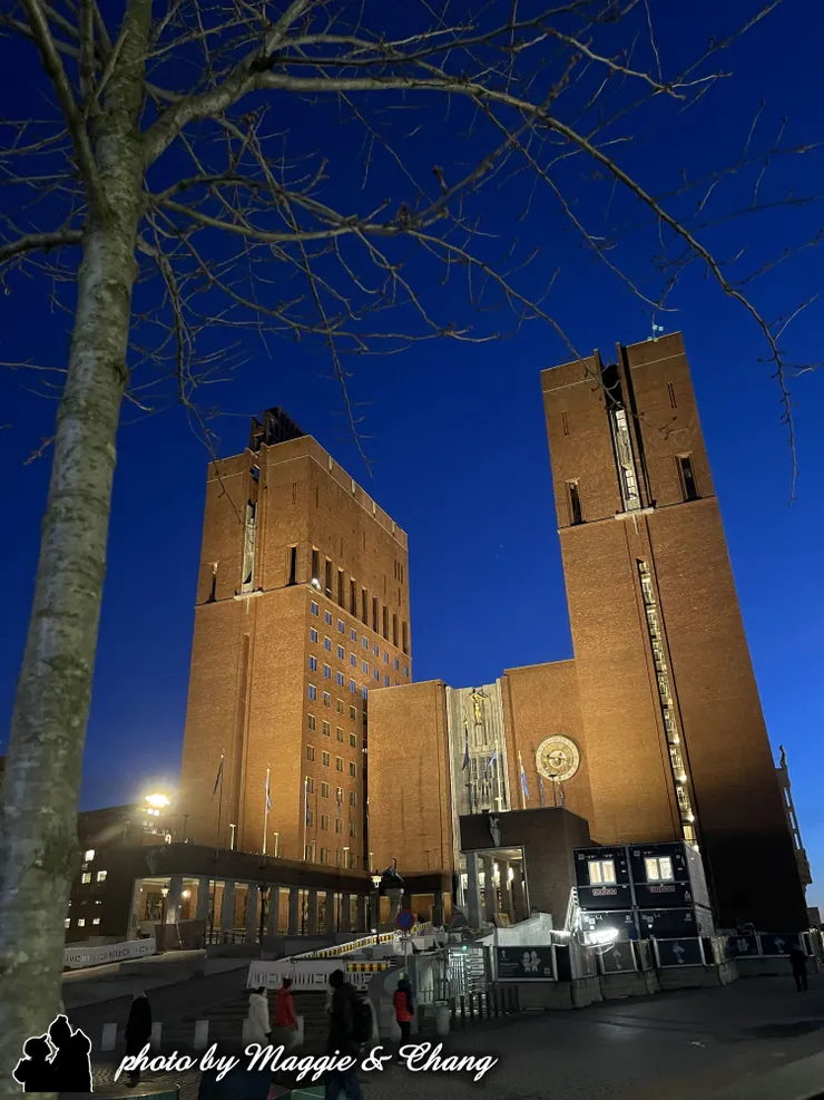 市政廳的紅磚與廣場靜默佇立，像是在等待春天的喚醒