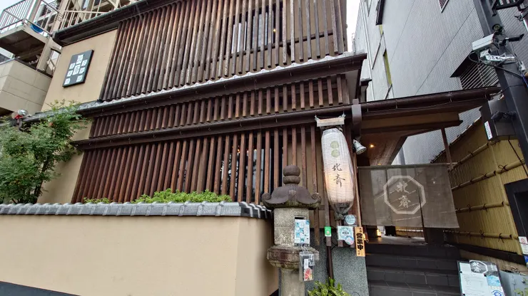 低調到爆炸的餐廳店面