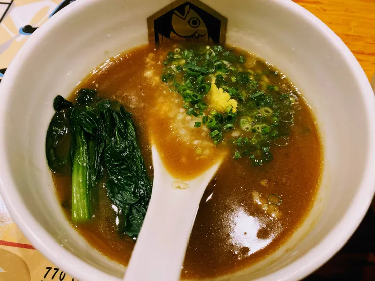 濃郁帶一點勾芡的湯汁沾麵吃很過癮