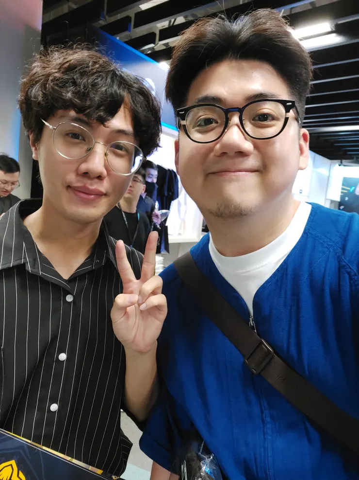 散場遇到野生的湯主播米米兒，攔下來拍照。