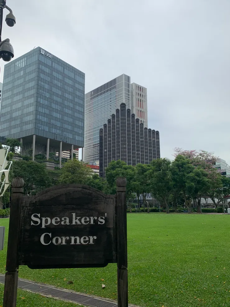 由新加坡政府設立的芳林公園Speakers' Corner，是該國唯一不需申請就能集會的場所。僅有新加坡公民可參與此處的集會，外國人則受到一些限制。政府的原意是將此視為提倡言論自由的場所，但帶有種族、宗教色彩的演說或集會則不被允許。但也有人認為這實質上反映出新加坡政府對言論的控制，是政府為了將政治性的言論限縮在一個地點而設立。有趣的是，一間警察分所就坐落於公園的一角，不禁讓人懷疑，這只是為了維護集會時的安全秩序嗎？（攝於2025/11）