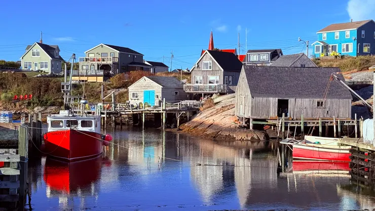 高腳船屋蓋在岩石上