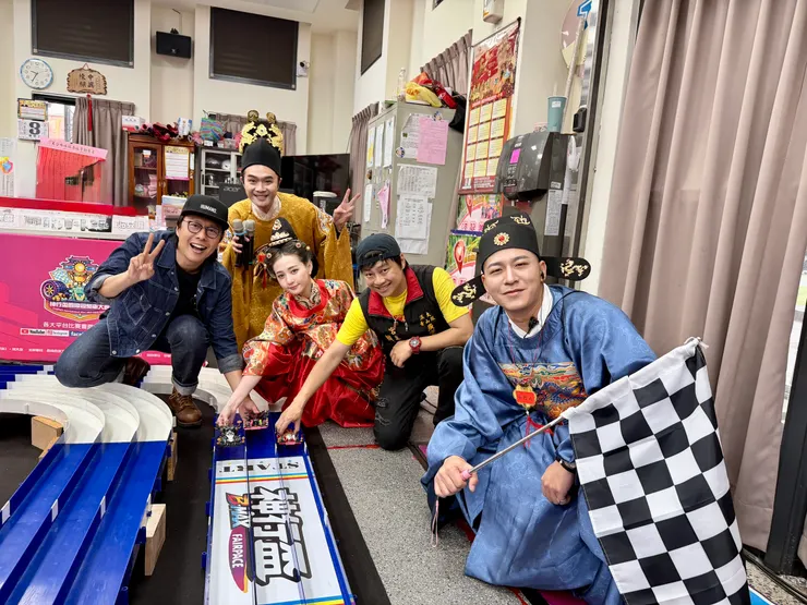 第二屆「神行盃廣澤宮B-Max四驅車挑戰賽」圓滿落幕!(由左至右)港仔台爸張啟樂、柯大堡、本本江佑真、賴銘偉、草爺一起開心尬車!