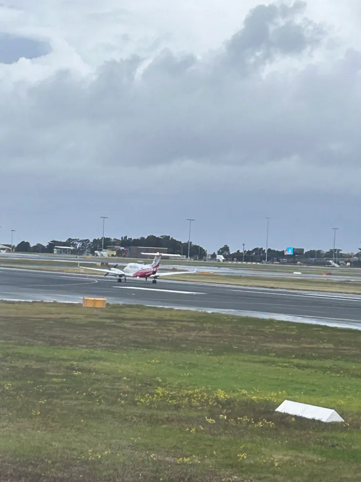 跑道上有飛機陸續起飛🛫