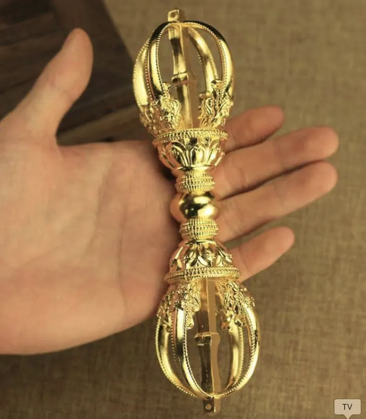 我醒來後去網上找的，和這個很像！但是花紋沒有那麼多！小沙彌拿的花色簡潔，也更金亮。