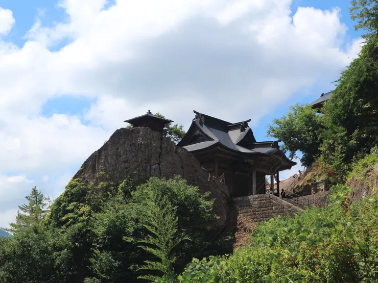 因為近江國和山寺淵源頗深，所以近江商人也將紅花貿易帶來的財富貢獻於此，支柱著山寺的發展。