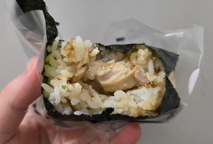 飯糰的米飯顏色就像是在吃雞肉飯淋上肉汁的那個顏色