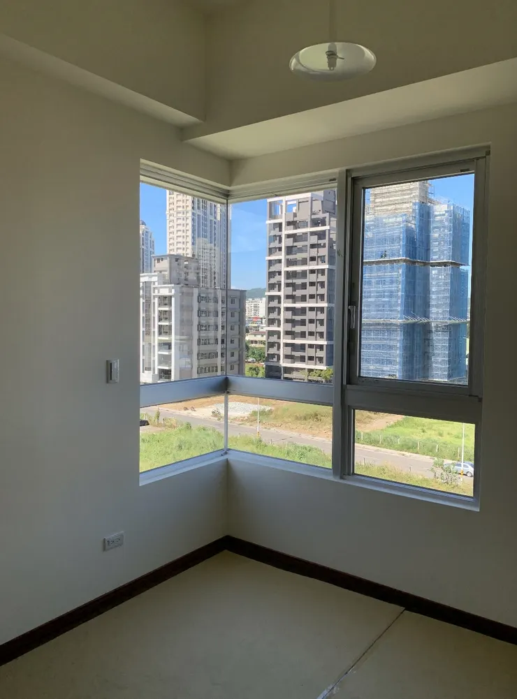 L型的窗戶，不過之後後面的房子還是會稍微擋到視野。