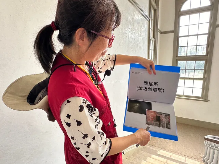 修復時發現有一連通的暗道,當時的塵捨所~二樓的垃圾往樓下丟棄的方便設計。