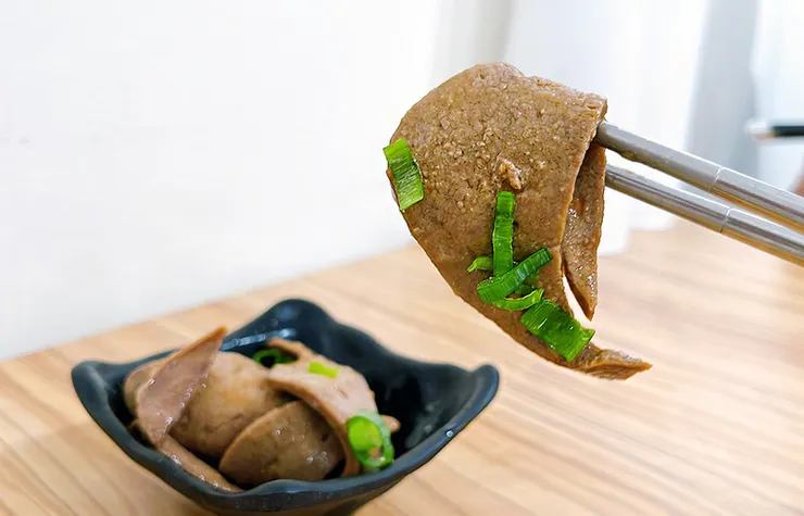 小白拉麵特色小菜粉肝特寫，肉質呈現完美粉嫩色澤，口感軟硬適中，內湖在地人推薦