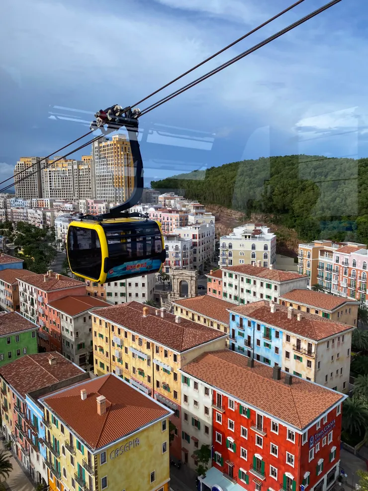 回程的纜車上，這個造景像地中海小鎮的彩色屋