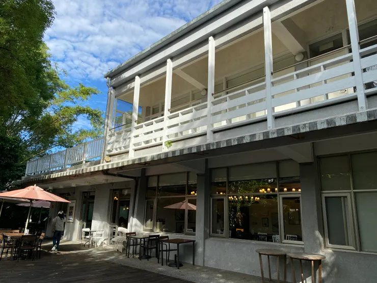 廊道扶手的垂直桿件為木製