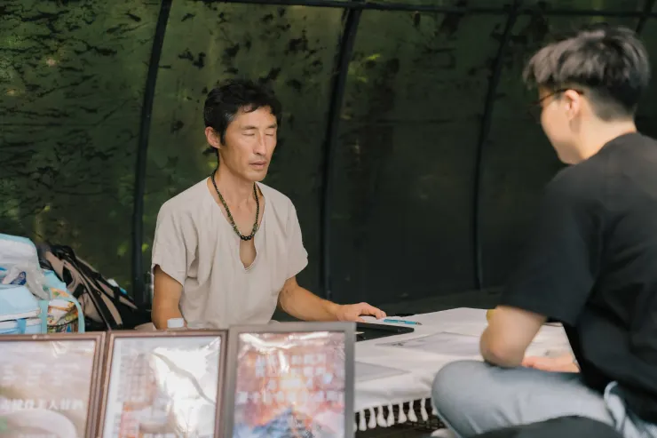 透過聲音的共鳴，與你的本質能量場連結。在安靜的意識流動中，如實傳遞那些超越語言、專屬於你的生命訊息。