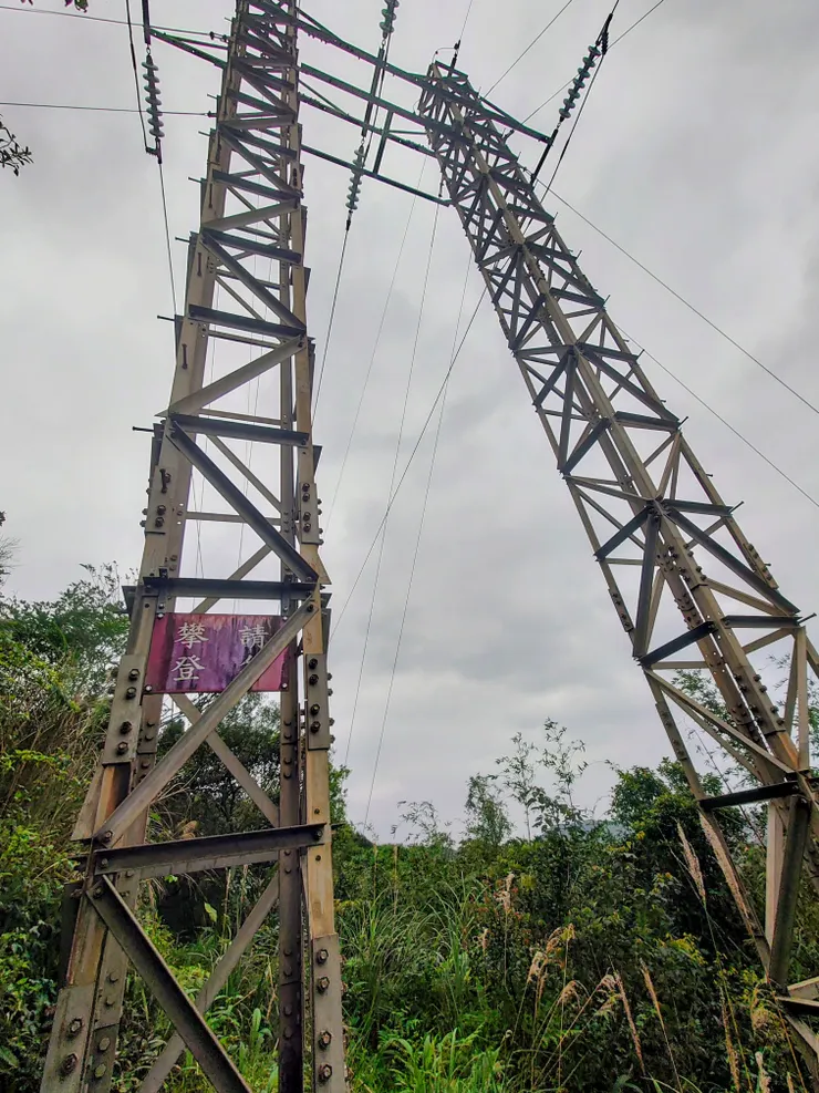 基隆天際線西段沿途不少這種電塔