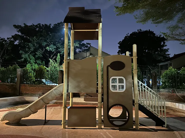 第一個溜滑梯,我比較喜歡這個