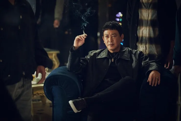 唯獨在大哥們的對戲，才能看到較不一樣的黑幫形象，檯面上風平浪靜，檯面下卻暗潮洶湧。來源：電影劇照
