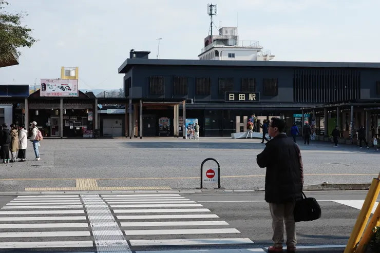從對街能更全面看到車站樣貌