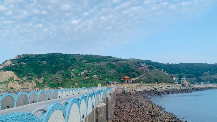 從岸邊看以為滿近，但實際也有一點距離。